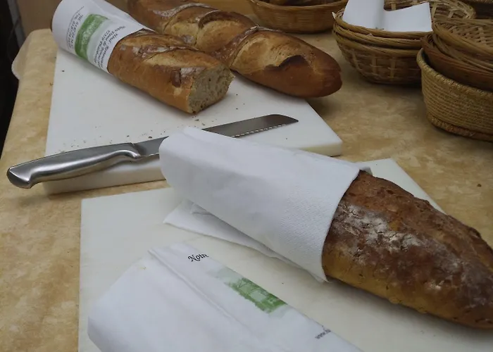 Logis Notre-dame - Restaurant Ouvert Midi Et Soir Sauf Dimanche Soir 当和屈阿特雷-旺特